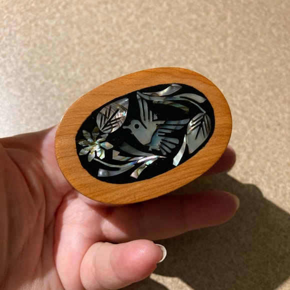 Trinket Box Enameled Mother of Pearl Inlaid, Wooden, Red fabric inside - Picture 2 of 8